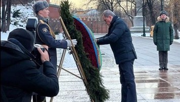 ceyhun-bayramov-moskvada-namelum-esgerin-mezari-onune-eklil-qoyub-foto